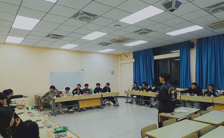 图片包含 室内, 桌子, 天花板, 女人AI 生成的内容可能不正确。