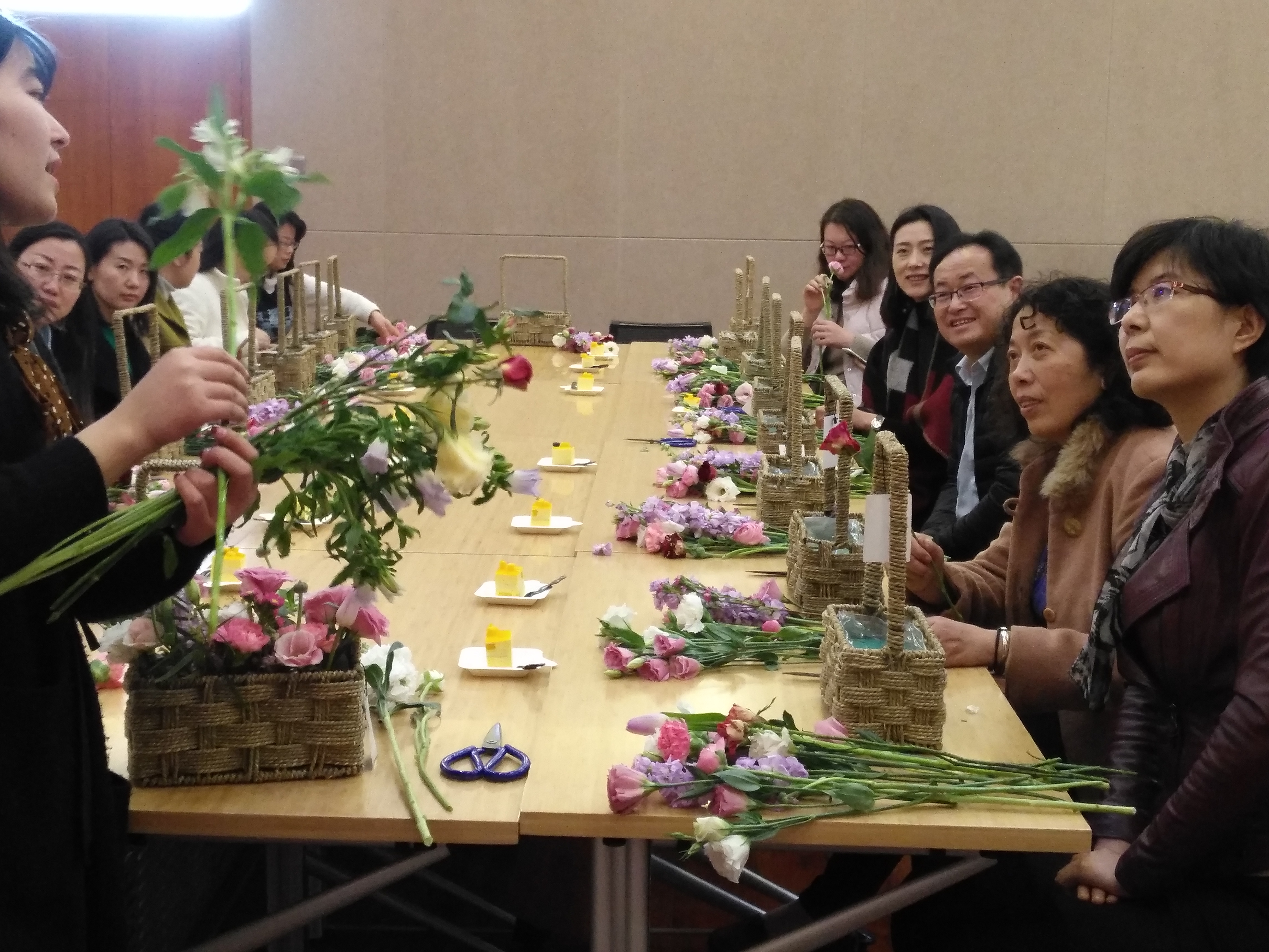 矿业学院妇委会举办插花活动庆三八妇女节
